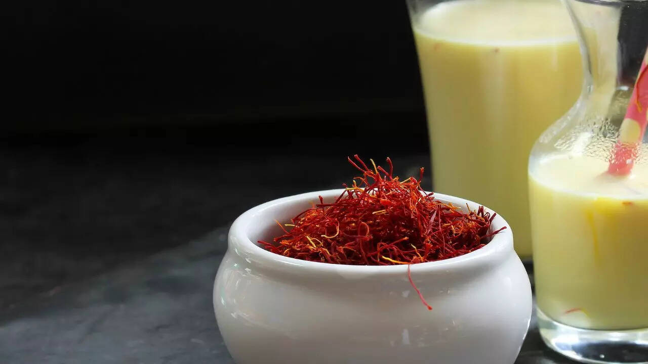 Saffron and milk for brightening