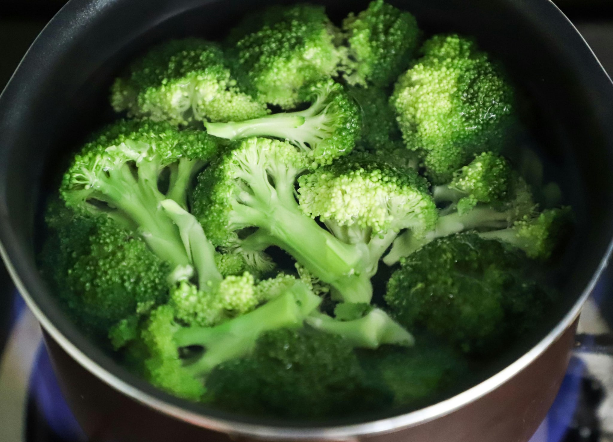 Fights Inflammation: Broccoli contains compounds like sulforaphane that reduce inflammation in the body. This helps alleviate winter-related joint pain, muscle stiffness, and other inflammatory conditions, supporting overall comfort and mobility during colder months.
